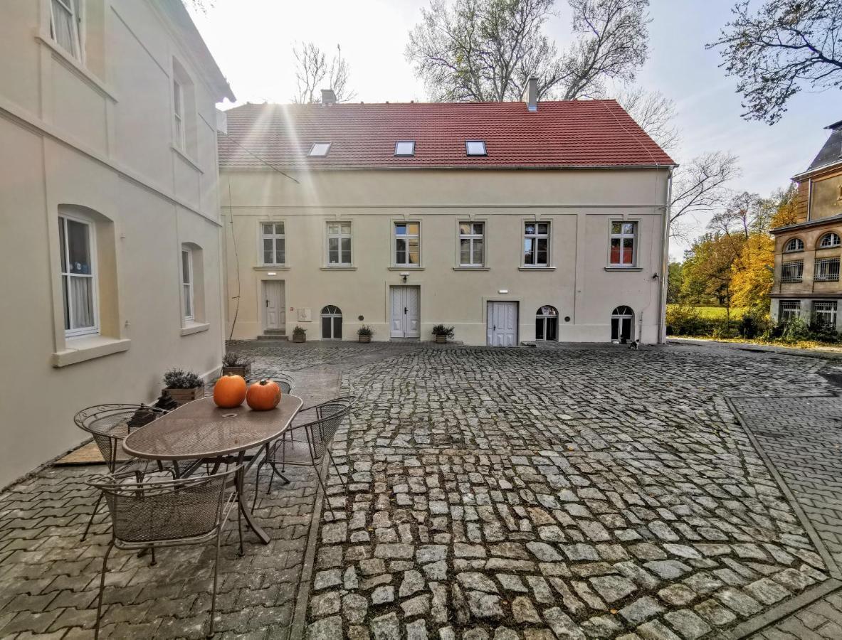 Palac I Folwark Brzeznica Exteriör bild
